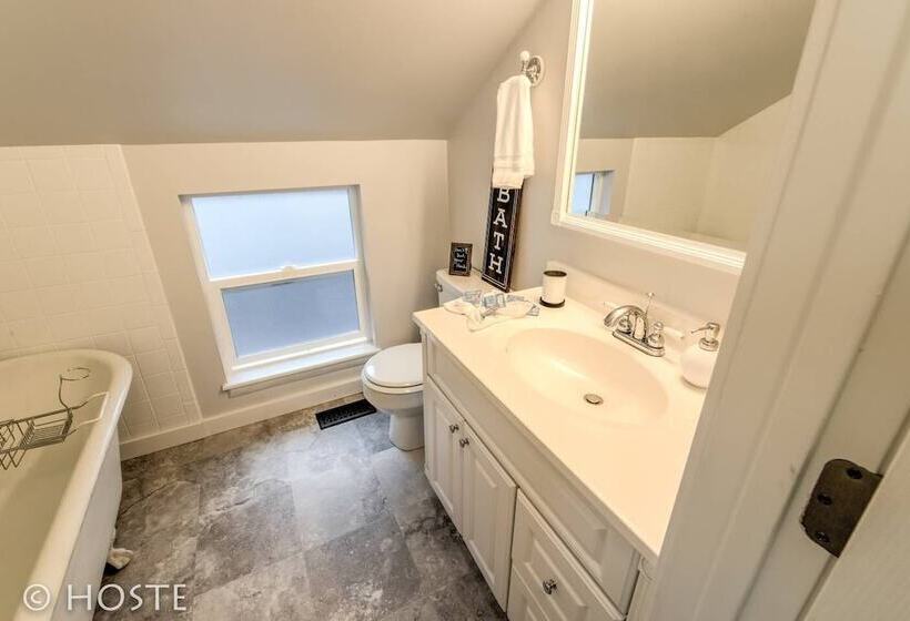 Perfect Cottage Downtown Great Patio!