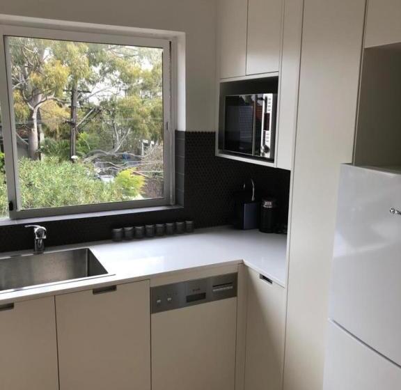 Sun Drenched 1 Bed Studio Apartment In Newtown