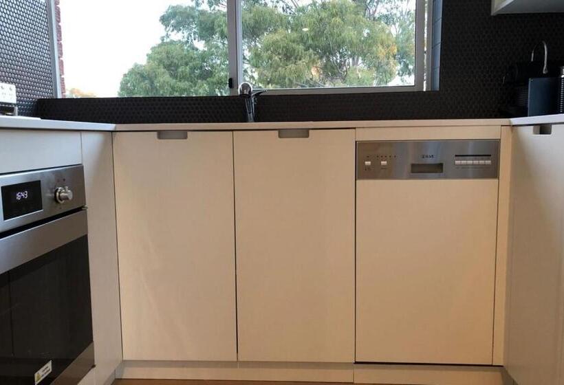 Sun Drenched 1 Bed Studio Apartment In Newtown