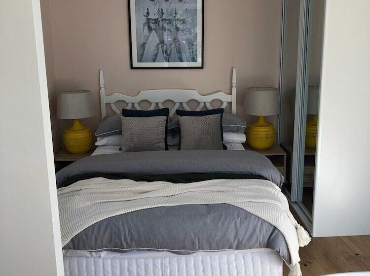 Sun Drenched 1 Bed Studio Apartment In Newtown