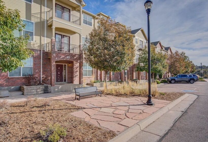 Urban Practicality! 3 Beds, Patios & Dog Friendly