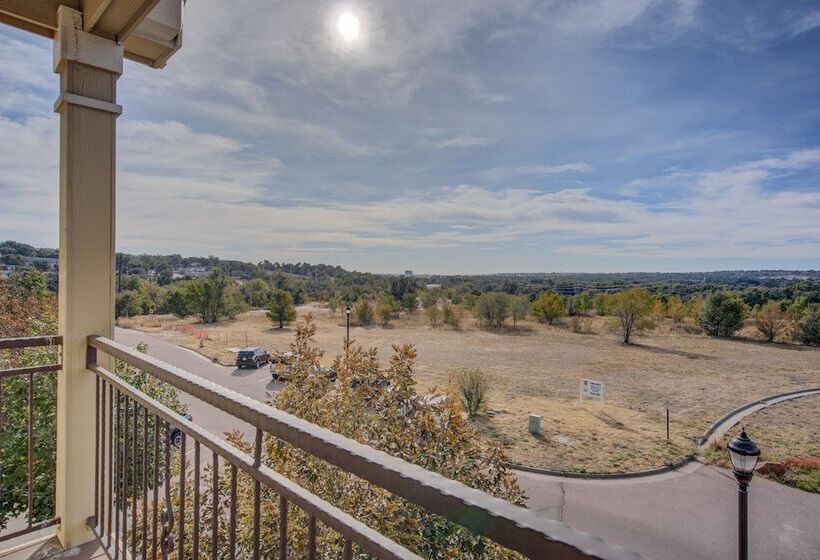 Urban Practicality! 3 Beds, Patios & Dog Friendly