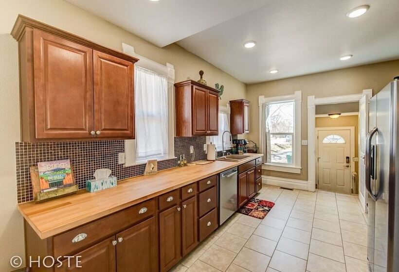 3 Br Beautifully Restored 1890`s Homedowntown