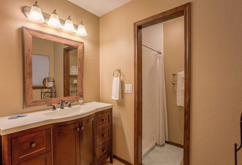 4br Entertainer Af Academy Hot Tub, Firepit!