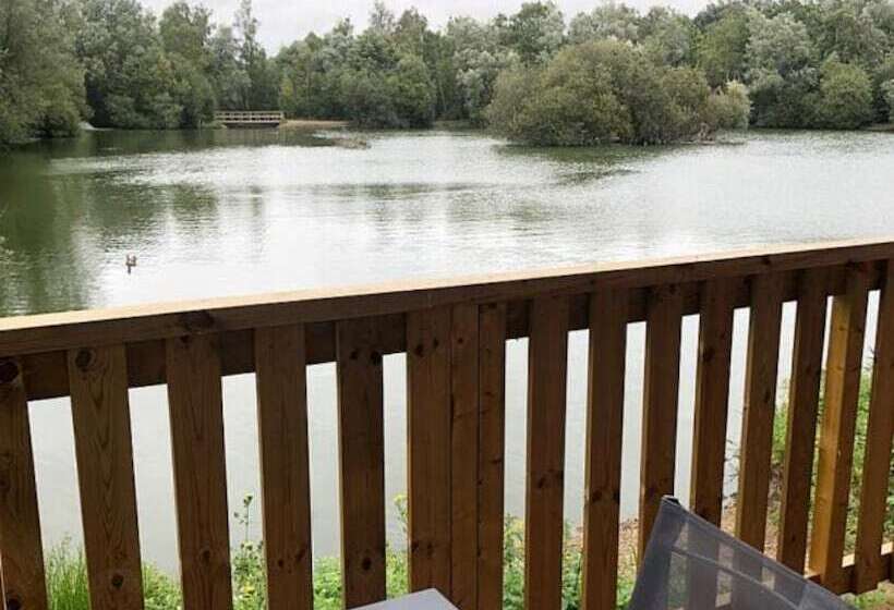 Отель Woodlakes Park By Liv Retreats