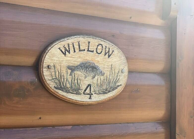 Отель Woodlakes Park By Liv Retreats