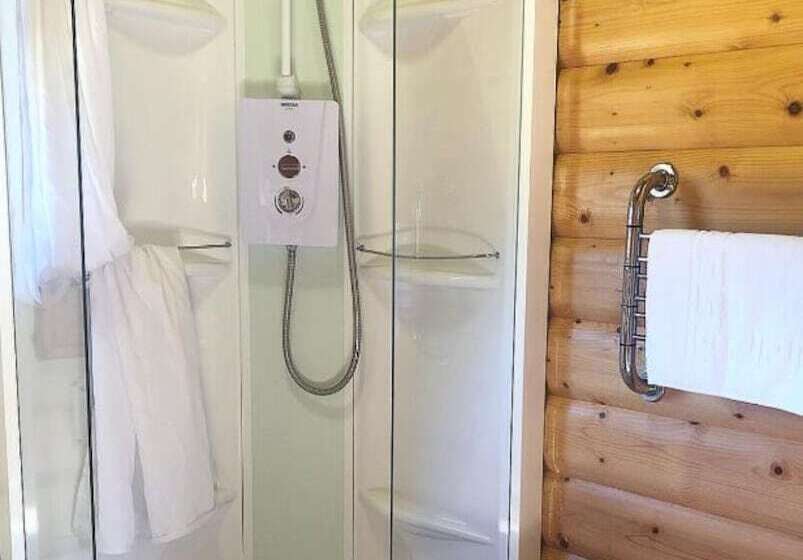 Отель Woodlakes Park By Liv Retreats