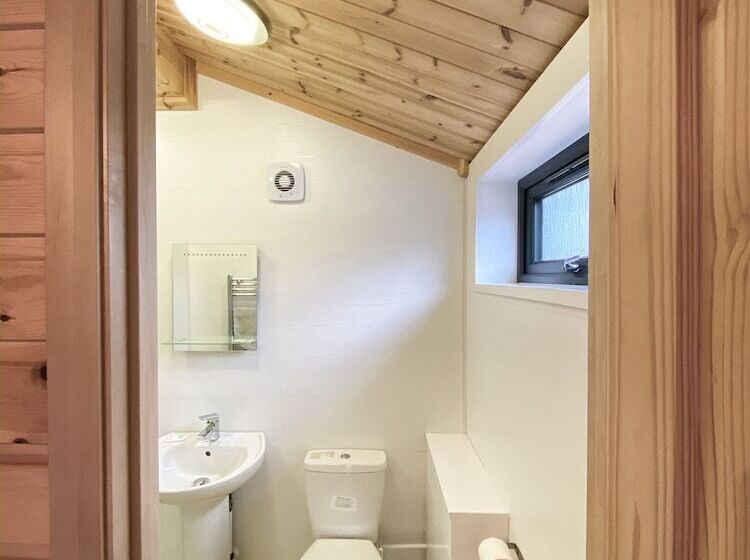 Отель Woodlakes Park By Liv Retreats