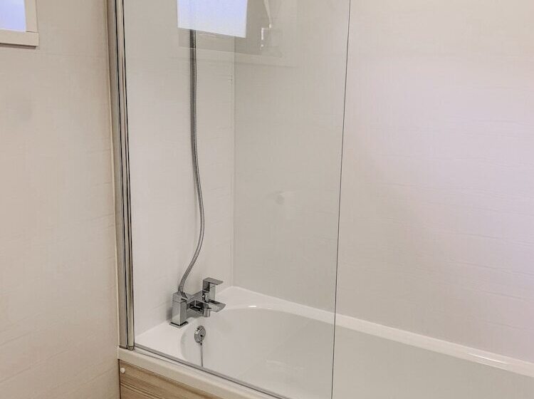 Отель Woodlakes Park By Liv Retreats