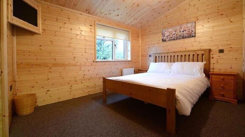 Отель Woodlakes Park By Liv Retreats