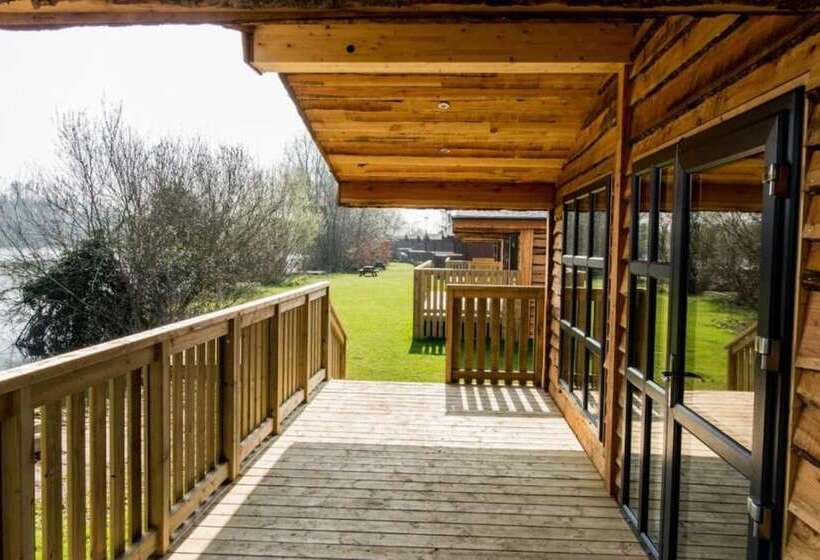 Отель Woodlakes Park By Liv Retreats