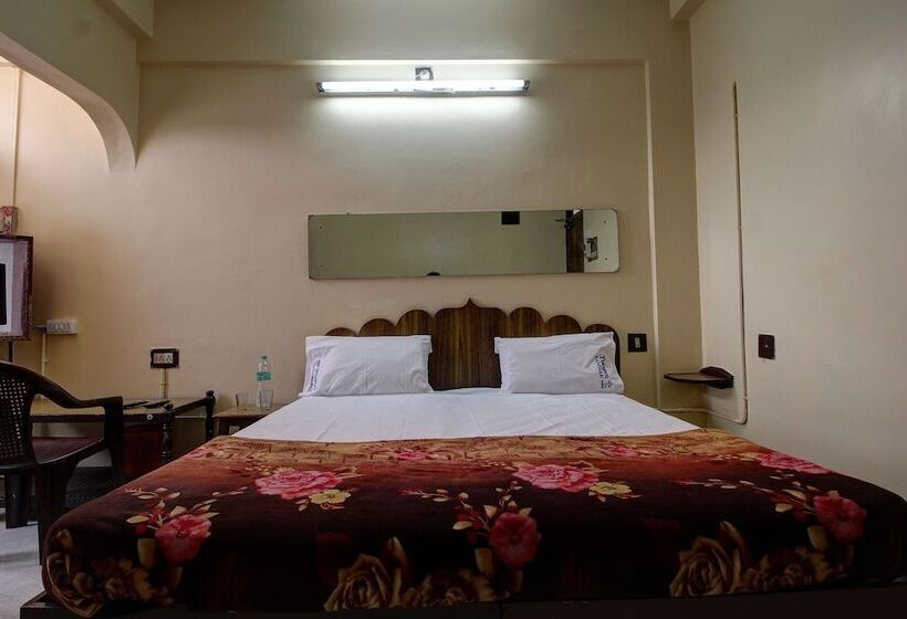 Spot On 45084 Hotel Navaratna Deluxe