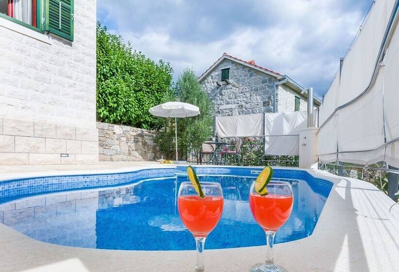 Villa Holiday Home Zvečanje