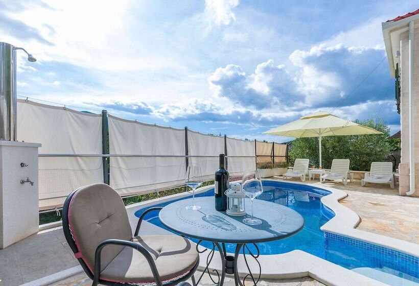 Villa Holiday Home Zvečanje