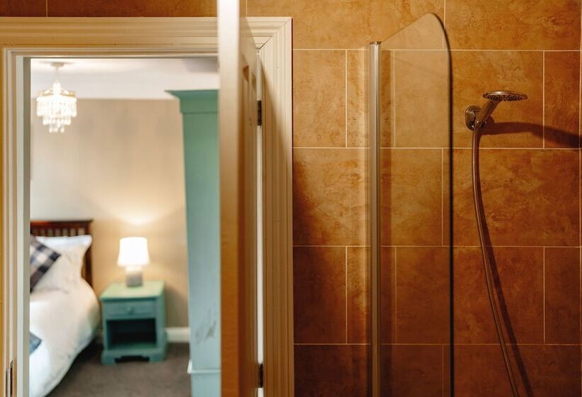 민박 Wheatacre White Lion