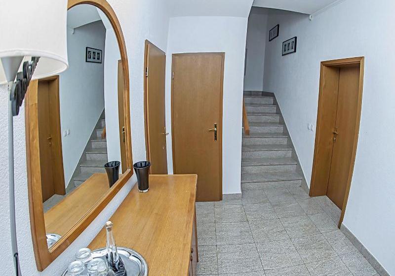 Отель Apartaments Damir