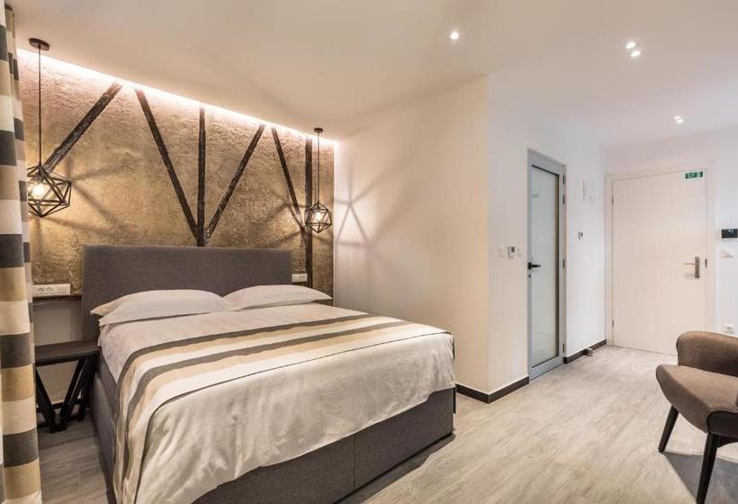 בית מלון כפרי Guesthouse Main Square