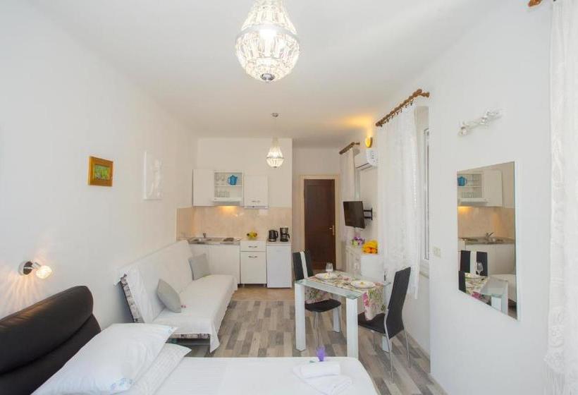 בית מלון כפרי Guesthouse Main Square