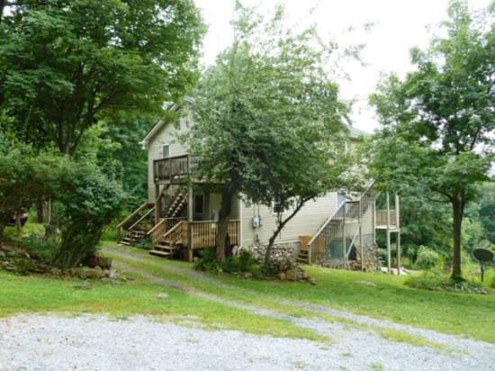 Mountain_roots_lodging