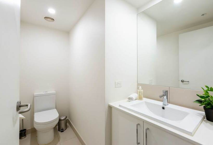 Raphael, 2bdr Carlton Apartment