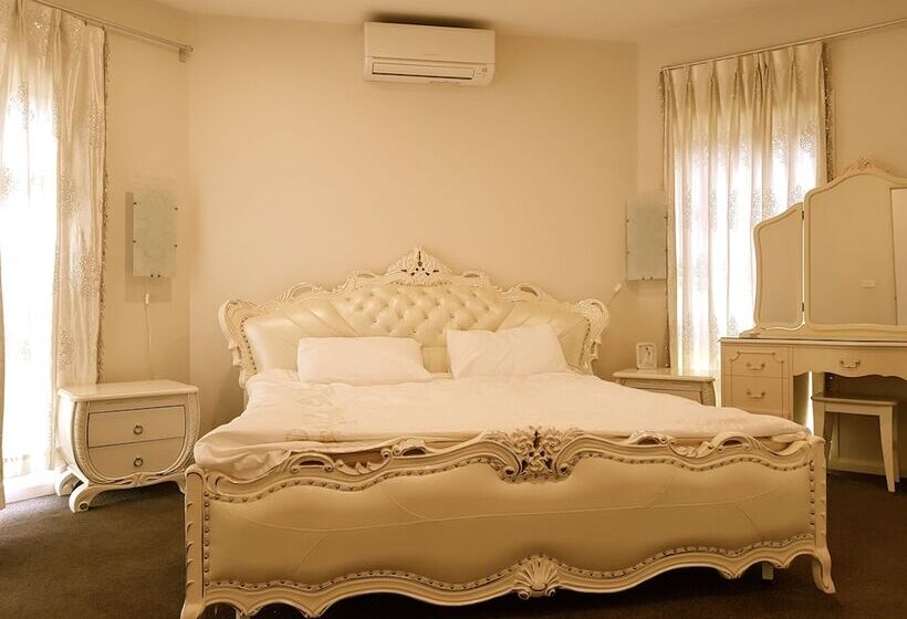 Signature Townhouse In Doncaster