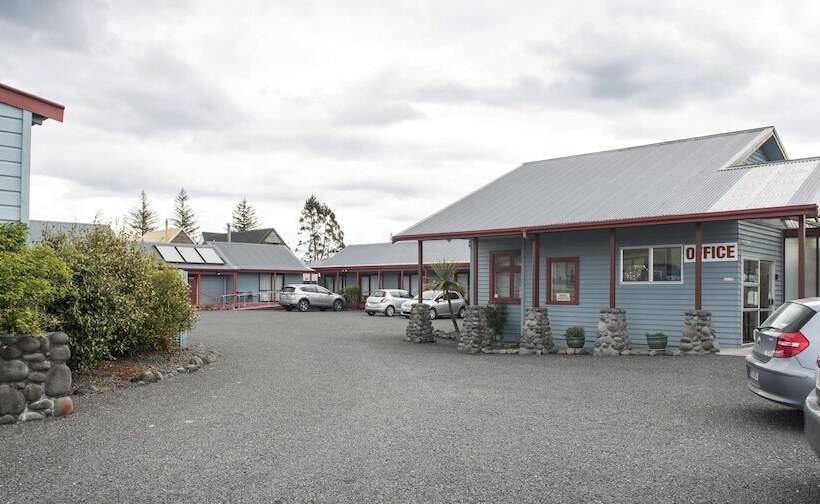 Adventure Lodge & Motel