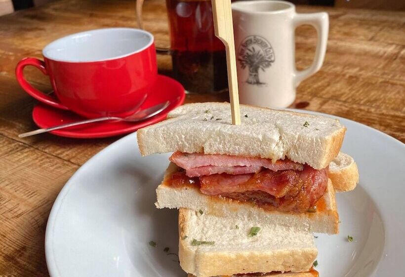 בית מלון כפרי The Crown Inn At Benson