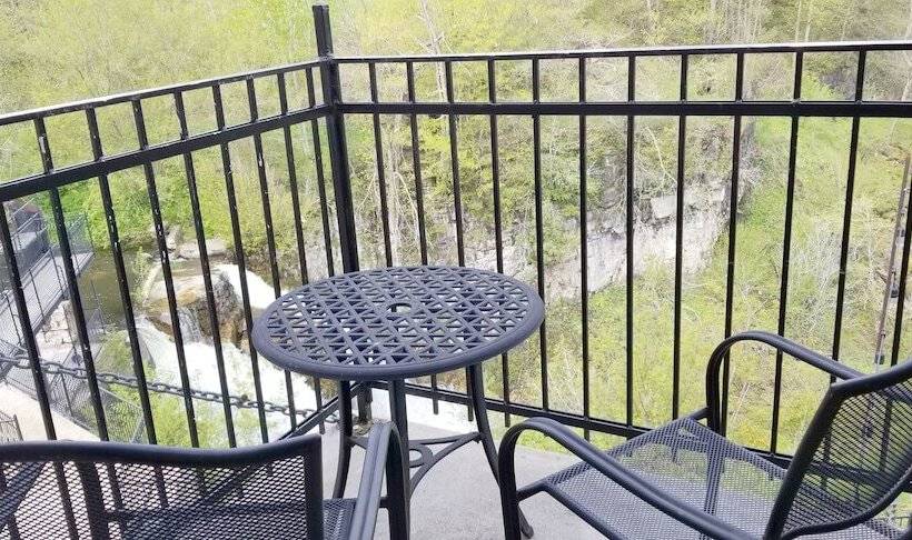 ホテル The Falls Inn   Walters Falls