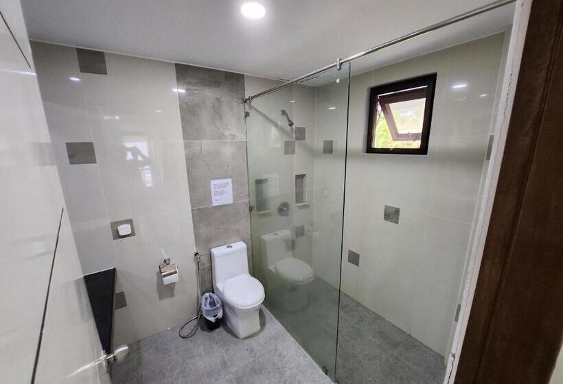 هتل Veronicas Inn