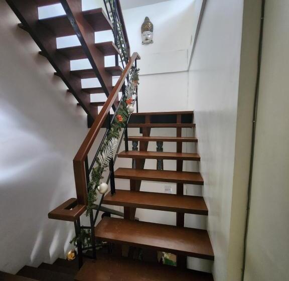 هتل Veronicas Inn