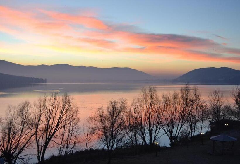 酒店 Paralimnio Suites