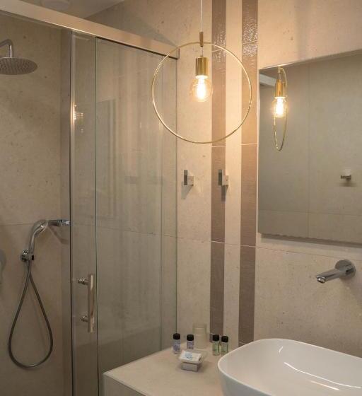 酒店 Paralimnio Suites