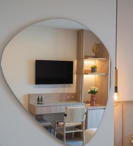 酒店 Paralimnio Suites