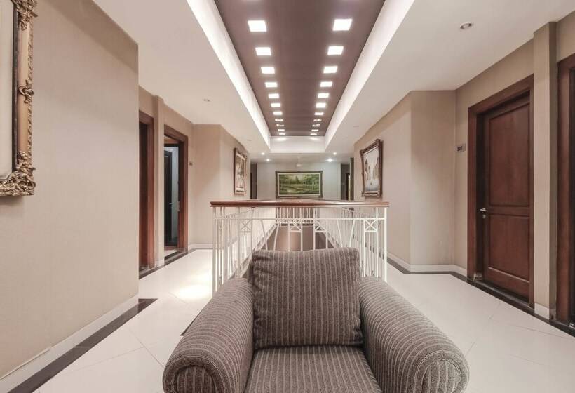 호텔 Reddoorz At La Mega Near Pasar Pagi Cirebon