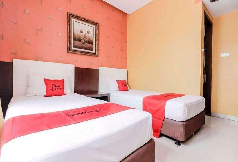 호텔 Reddoorz At La Mega Near Pasar Pagi Cirebon