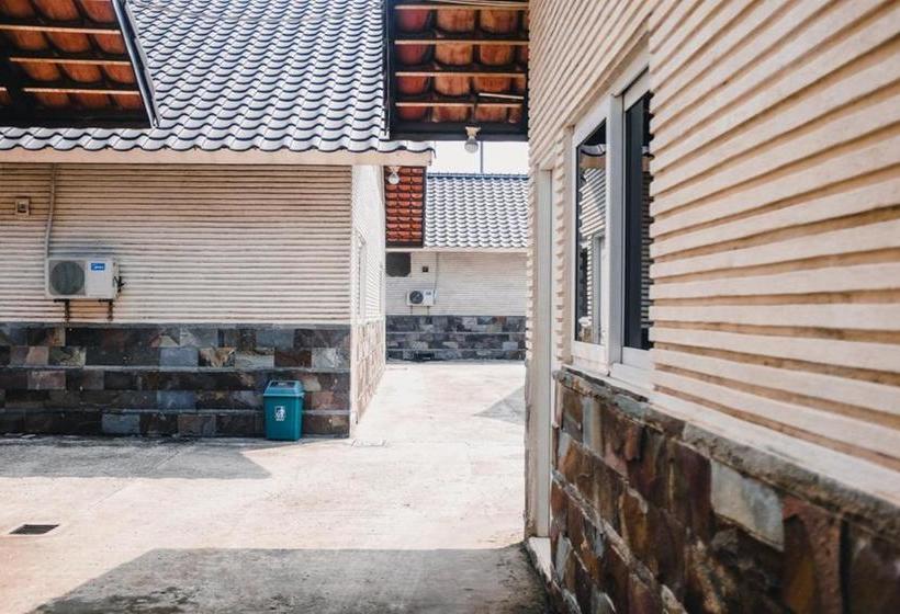 Отель Reddoorz Near Sirkuit Sentul