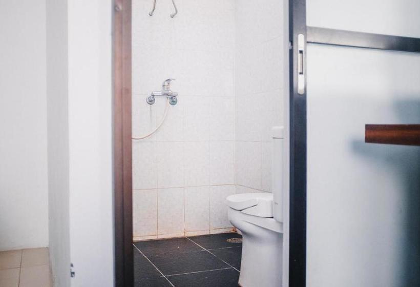 Отель Reddoorz Near Sirkuit Sentul