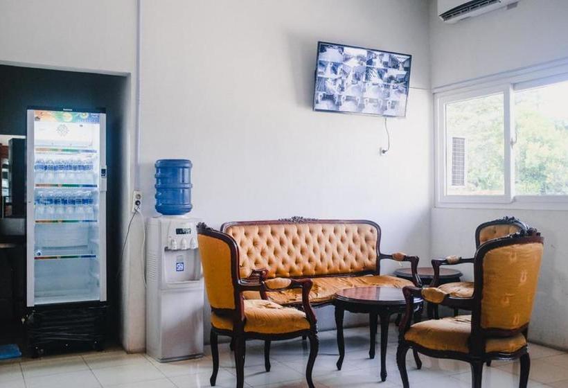 Отель Reddoorz Near Sirkuit Sentul