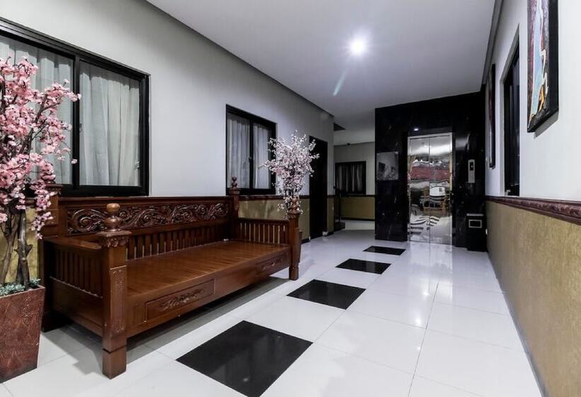 Отель Reddoorz Plus @ Tuparev Cirebon