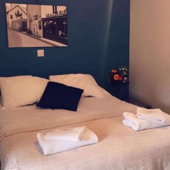 בית מלון כפרי The New Inn