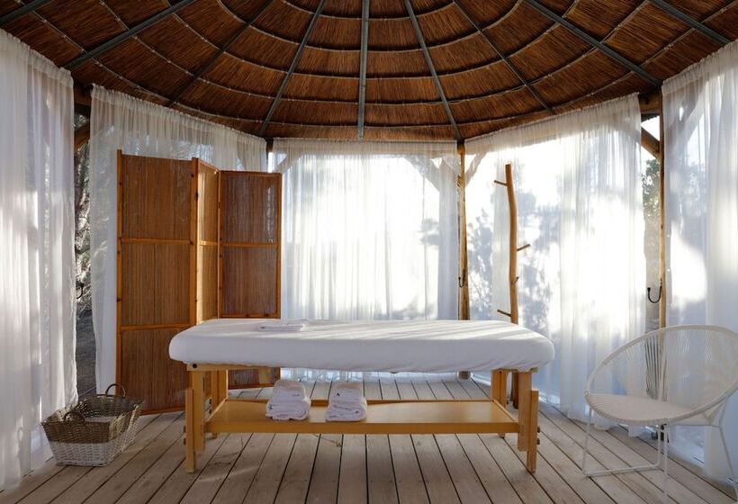 Отель Domaine Santa Giulia Palace