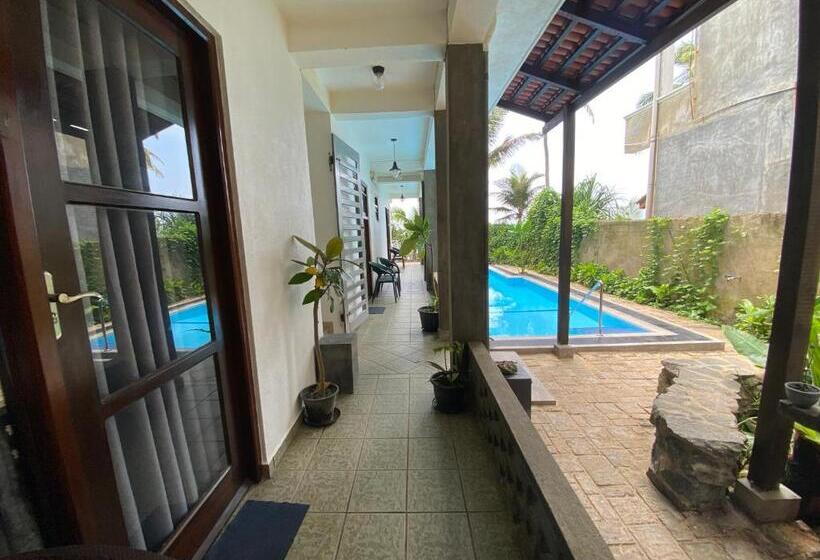 Пансион Mirage Beach House At Morava Court