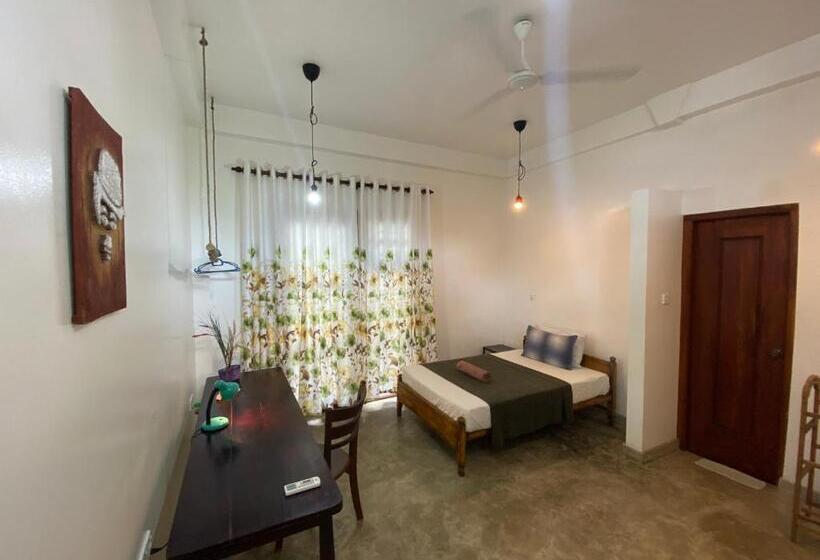 Пансион Mirage Beach House At Morava Court