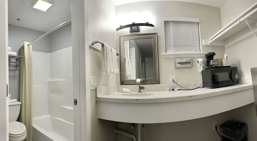 فندق Americas Inn And Suite