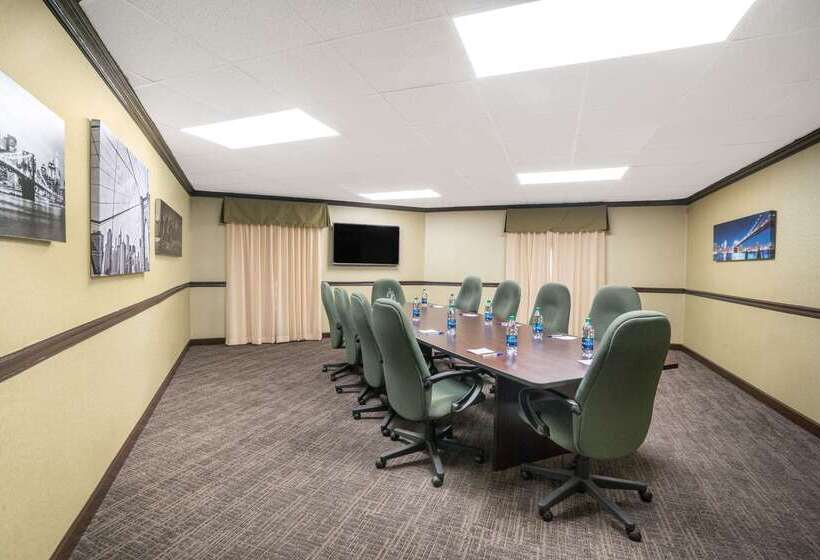 هتل Baymont By Wyndham Knoxville I75