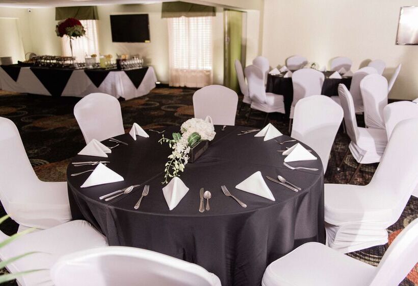 هتل Baymont By Wyndham Knoxville I75