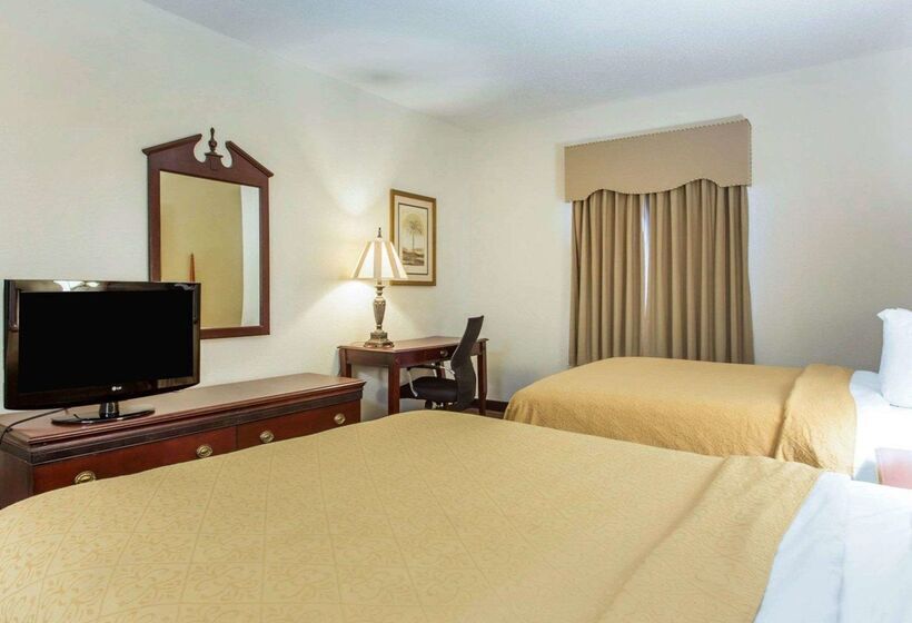 Отель Comfort Inn & Suites Patriots Point