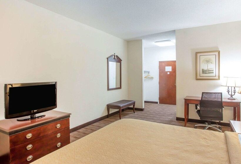 Отель Comfort Inn & Suites Patriots Point