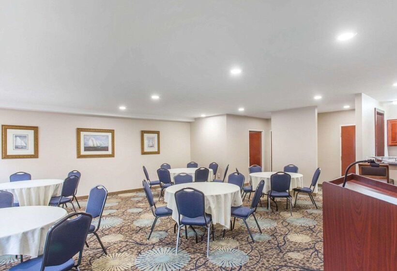 Отель Comfort Inn & Suites Patriots Point