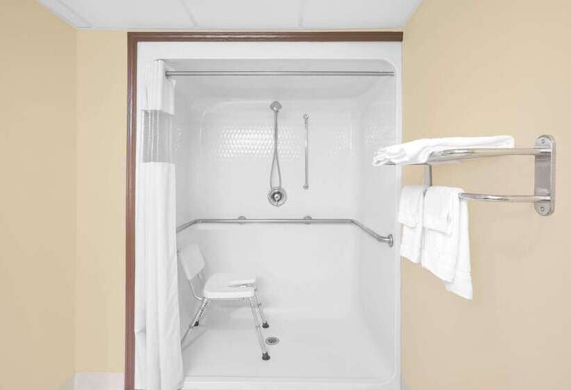 هتل Days Inn By Wyndham Fayetteville